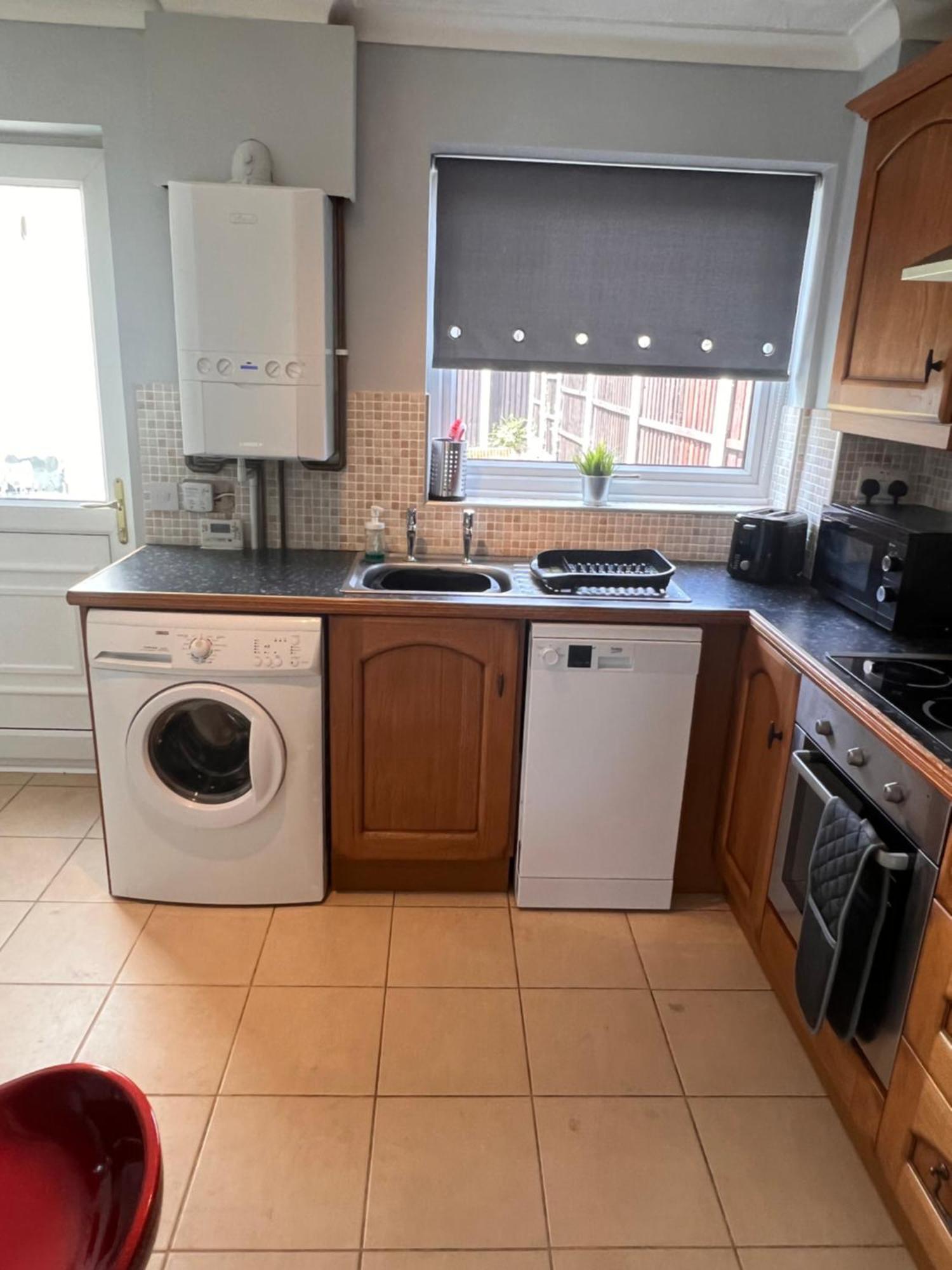 Contractors Or Family House - M1 Nottingham - Ikea Retail Park - Catkin Drive - 2 Bed Home With Driveway, Private Garden, Sleeps 4 - Tv'S In All Rooms Giltbrook Dış mekan fotoğraf