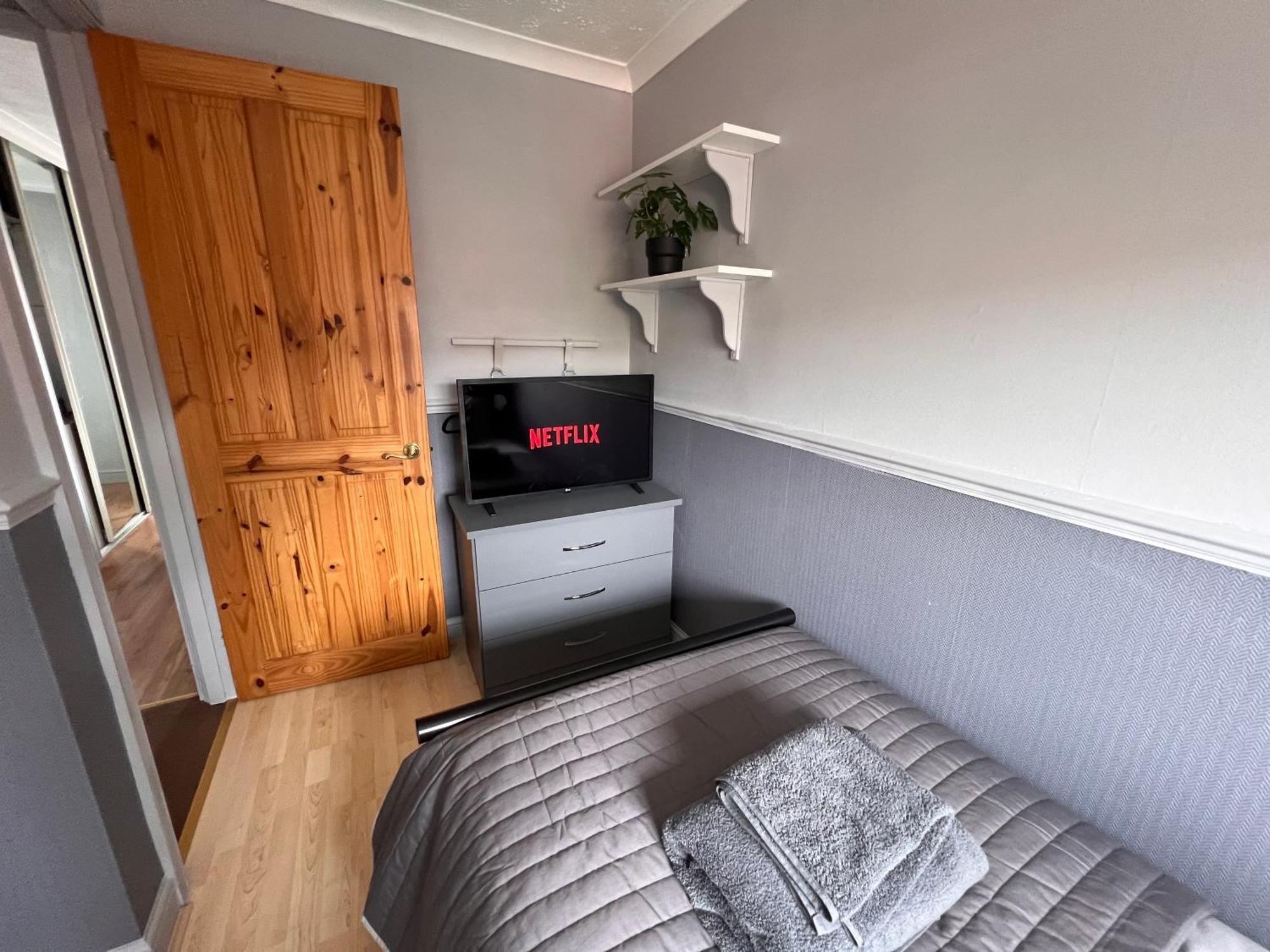 Contractors Or Family House - M1 Nottingham - Ikea Retail Park - Catkin Drive - 2 Bed Home With Driveway, Private Garden, Sleeps 4 - Tv'S In All Rooms Giltbrook Dış mekan fotoğraf